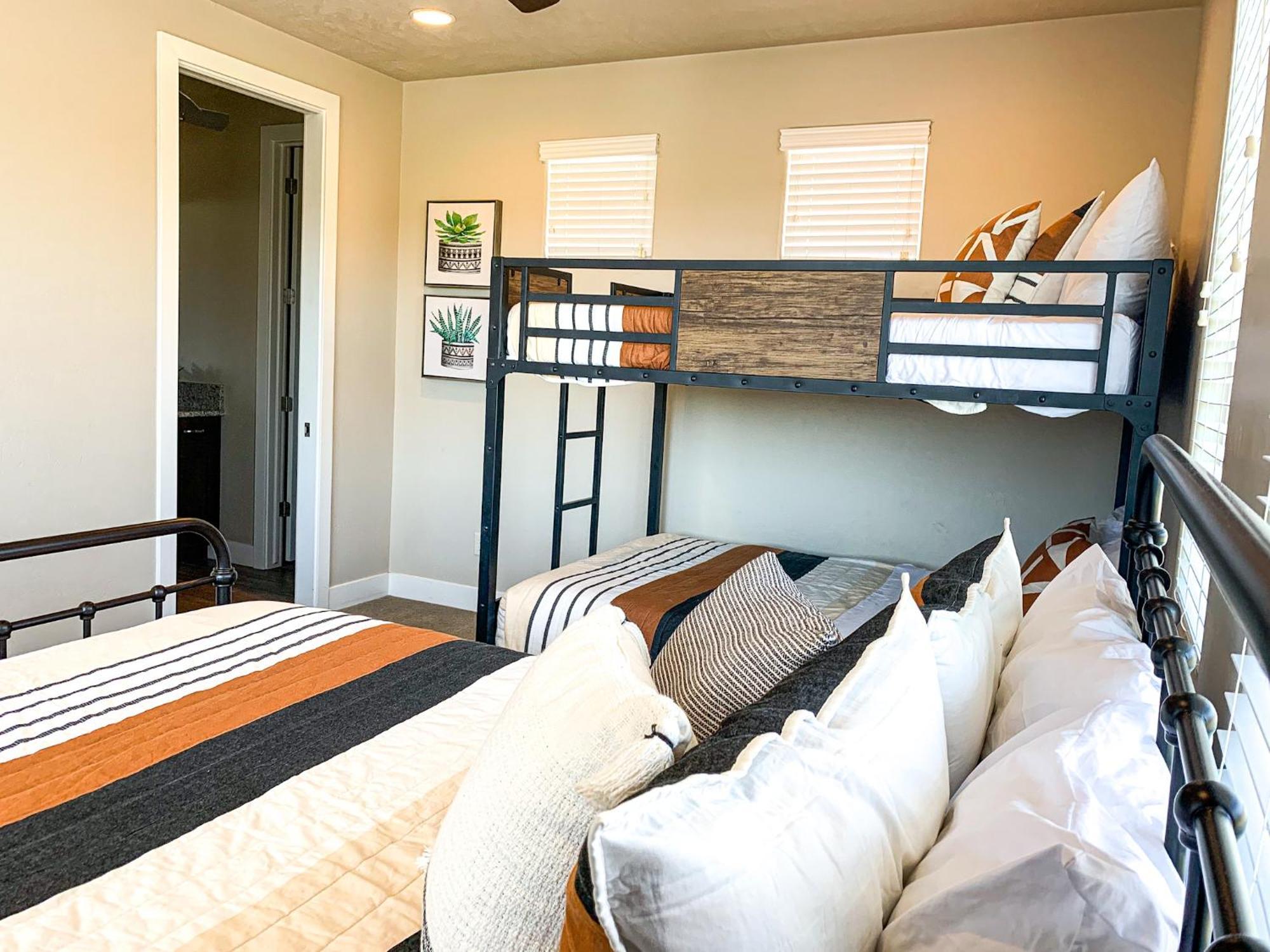 Paradise Village 36 Bunk Beds, Bbq Grill, Community Resort Style Pool And Water Park Santa Clara Exterior photo