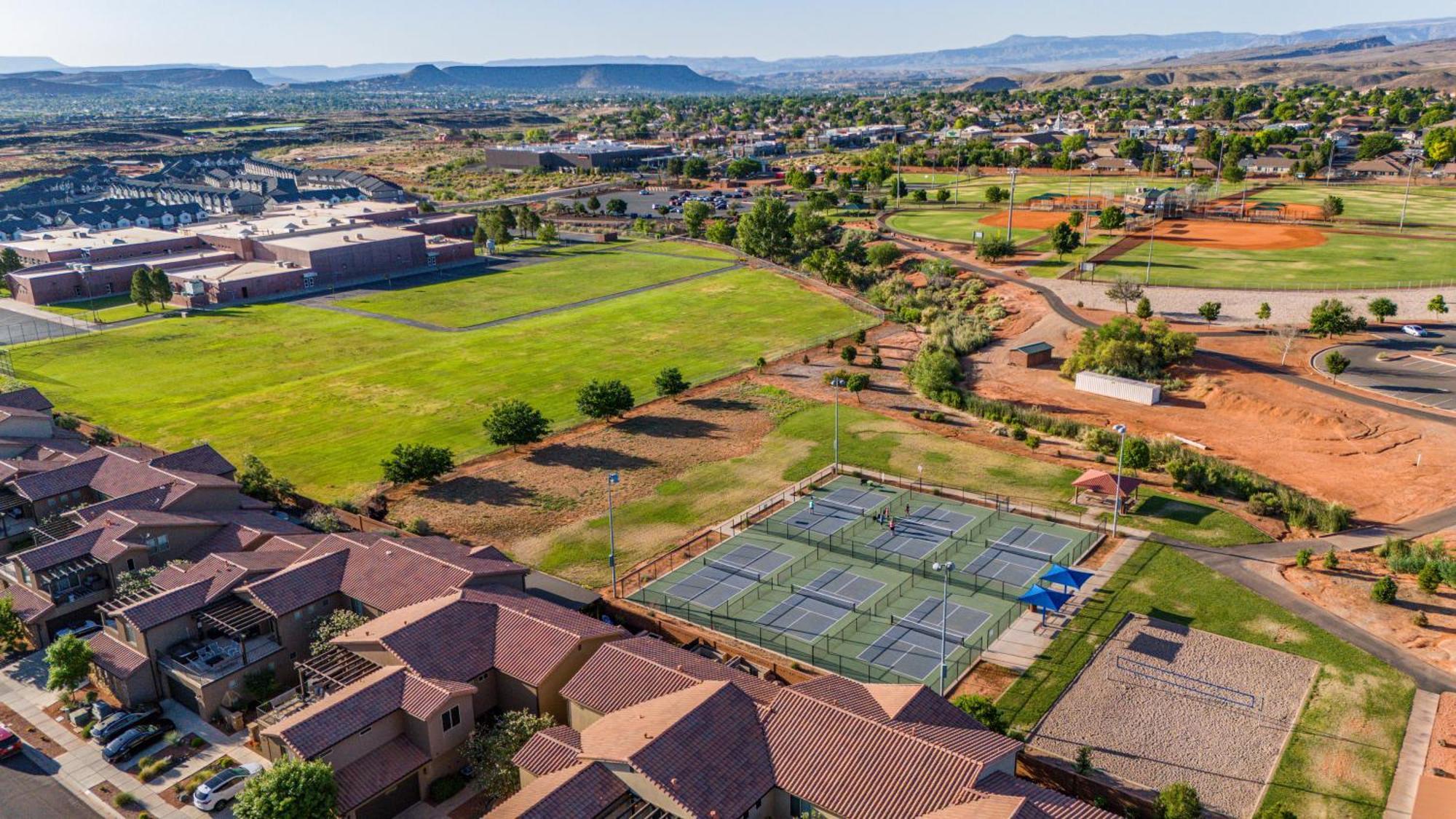 Paradise Village 36 Bunk Beds, Bbq Grill, Community Resort Style Pool And Water Park Santa Clara Exterior photo